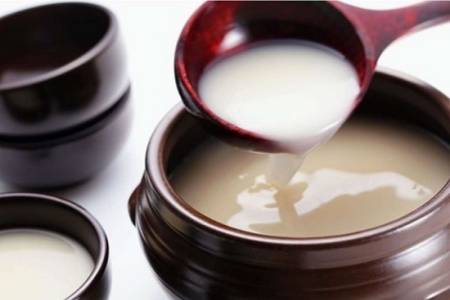 Tắm trắng với rượu gạo: Có ngay làn da trắng hồng như tuyết