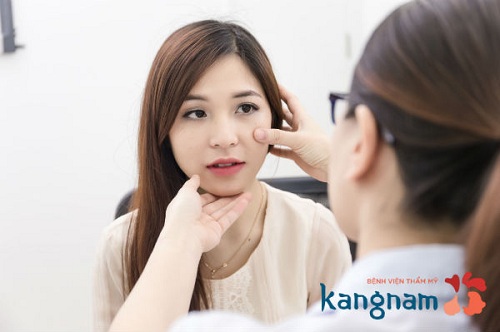 Bác sĩ thăm khám và tư vấn về tình trạng da trước khi thực hiện